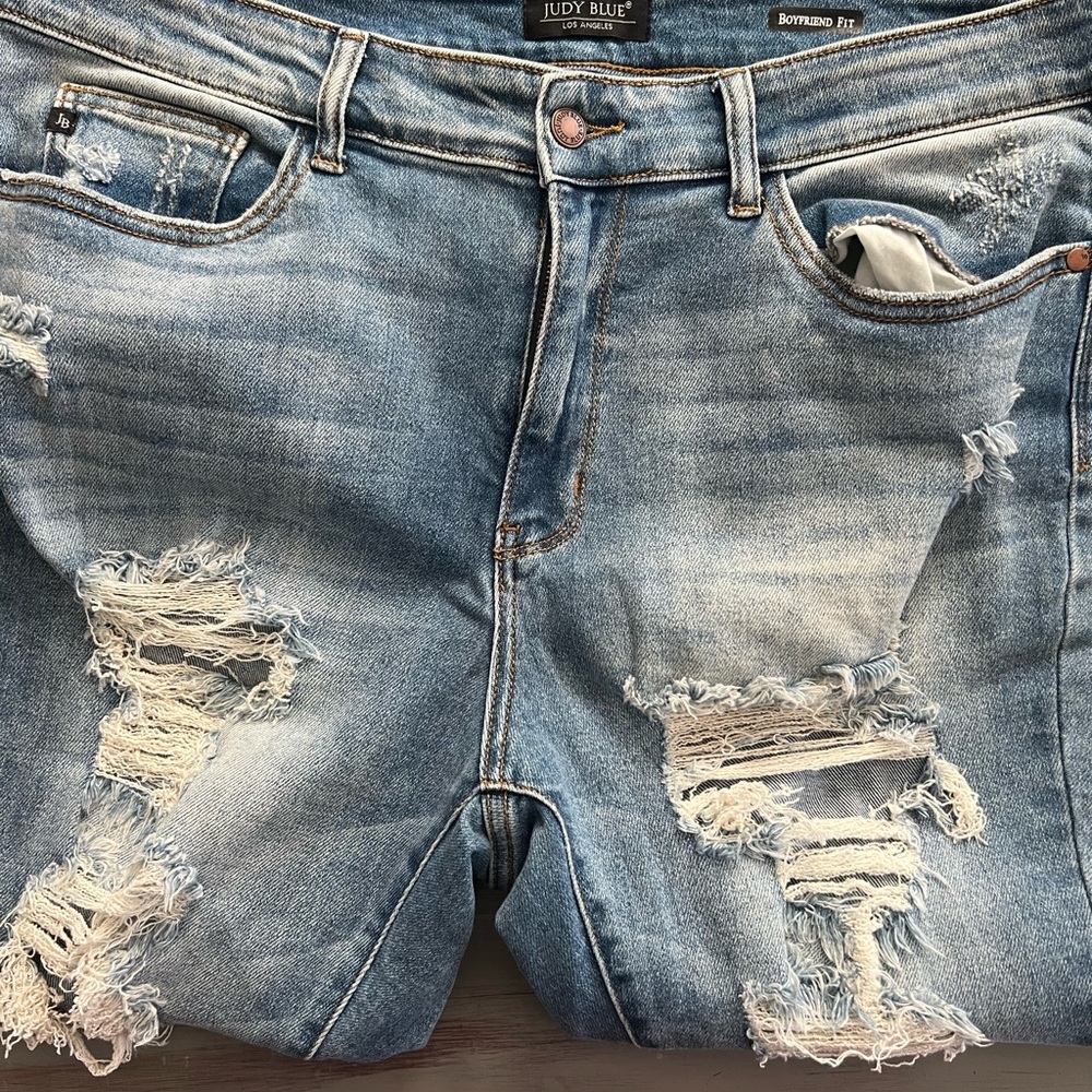 Excellent condition Judy Blue distressed boyfriend fit jeans